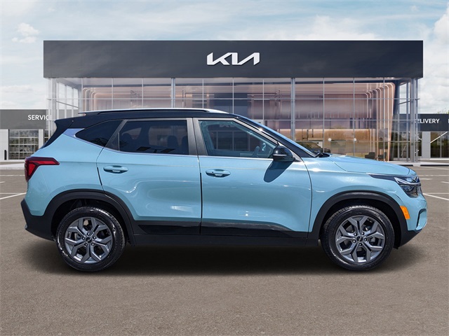 2024 Kia Seltos S photo 2