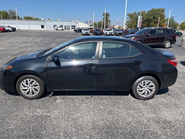 2017 Toyota Corolla LE photo 3