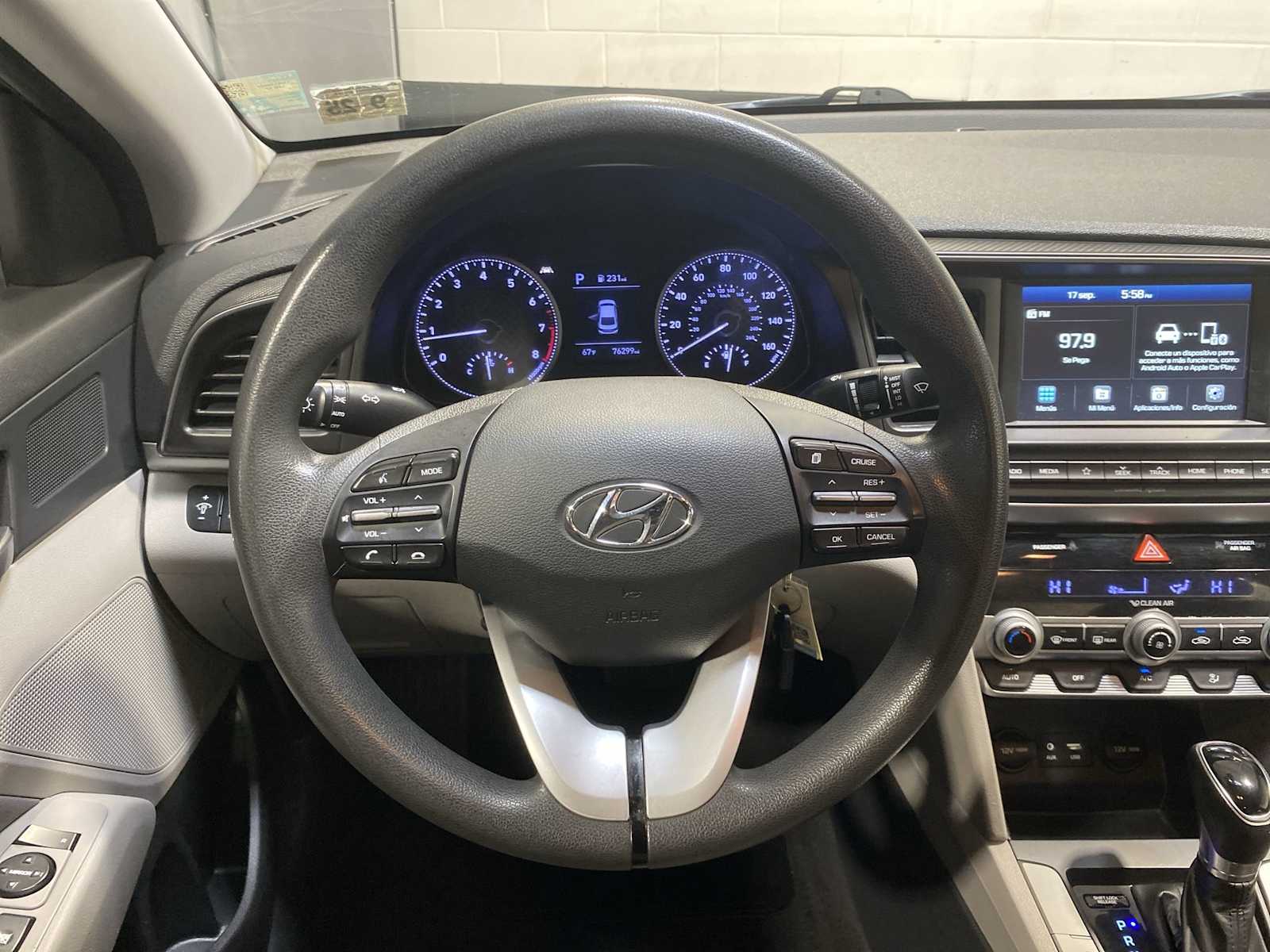 2020 Hyundai Elantra SEL photo 15