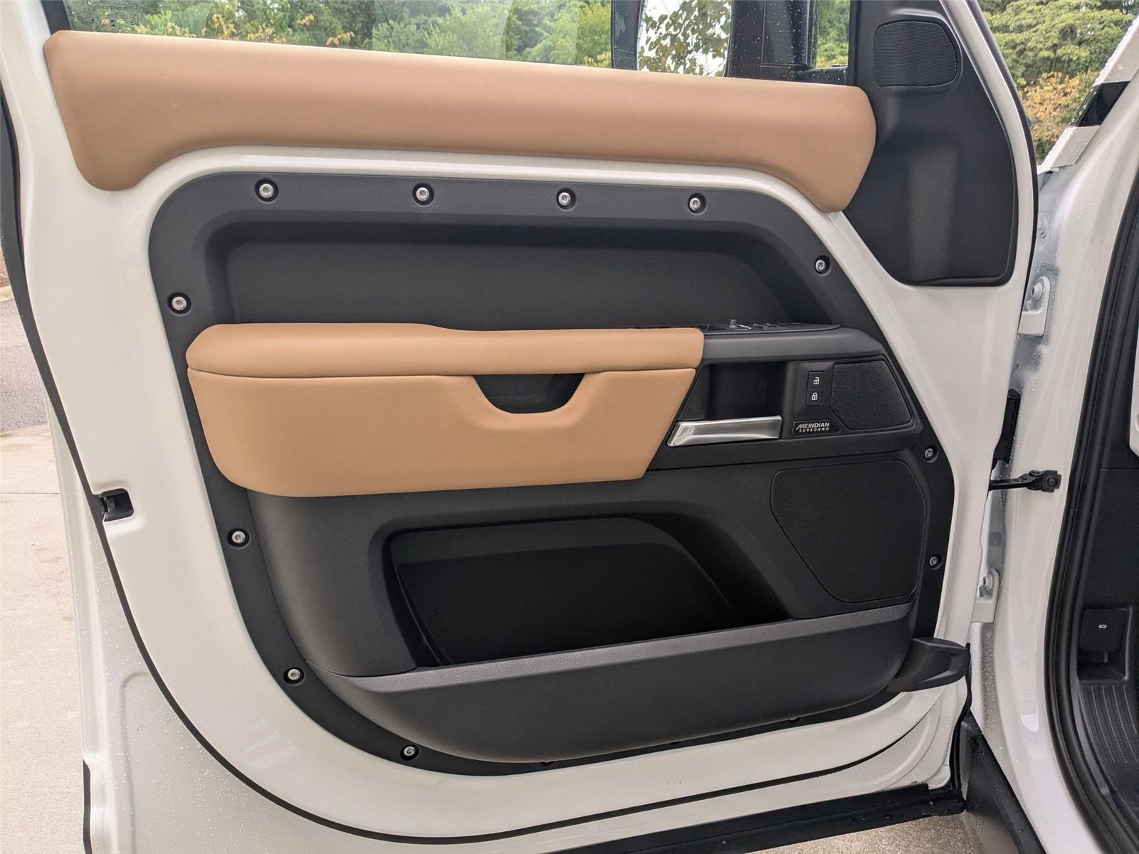 2025 Land Rover Defender 130 X-Dynamic SE photo 11