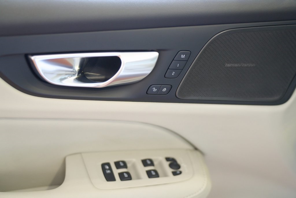 2025 VOLVO V60CC - Image 6