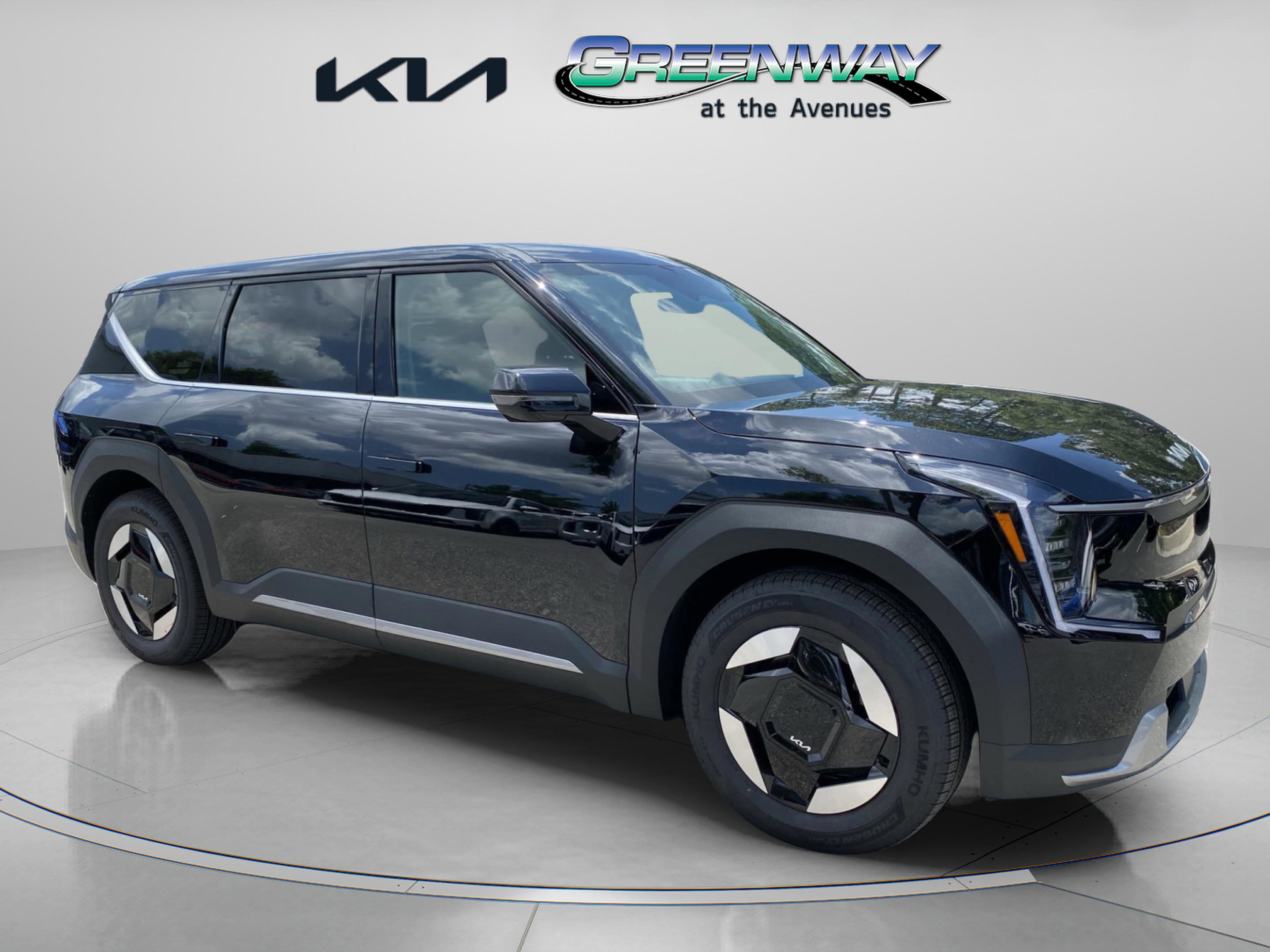 2026 Kia EV9 Light's photo