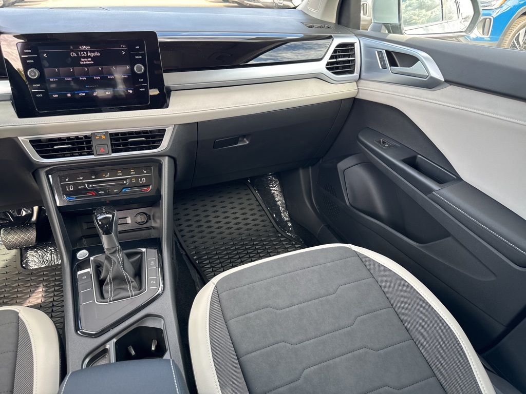 2025 Volkswagen Taos SE photo 12