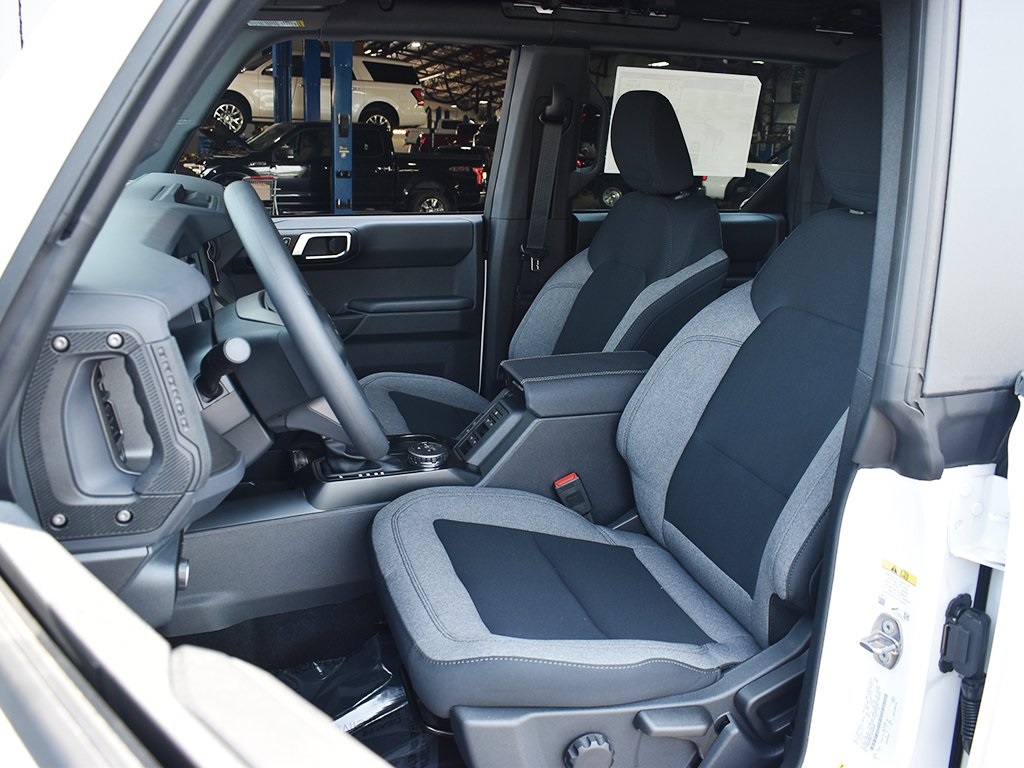 2025 Ford Bronco Base photo 5