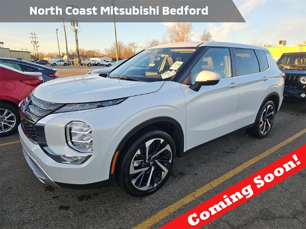 2024 Mitsubishi Outlander SE's photo