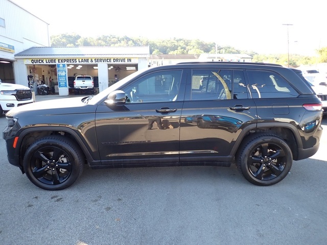 2023 Jeep Grand Cherokee Limited photo 2