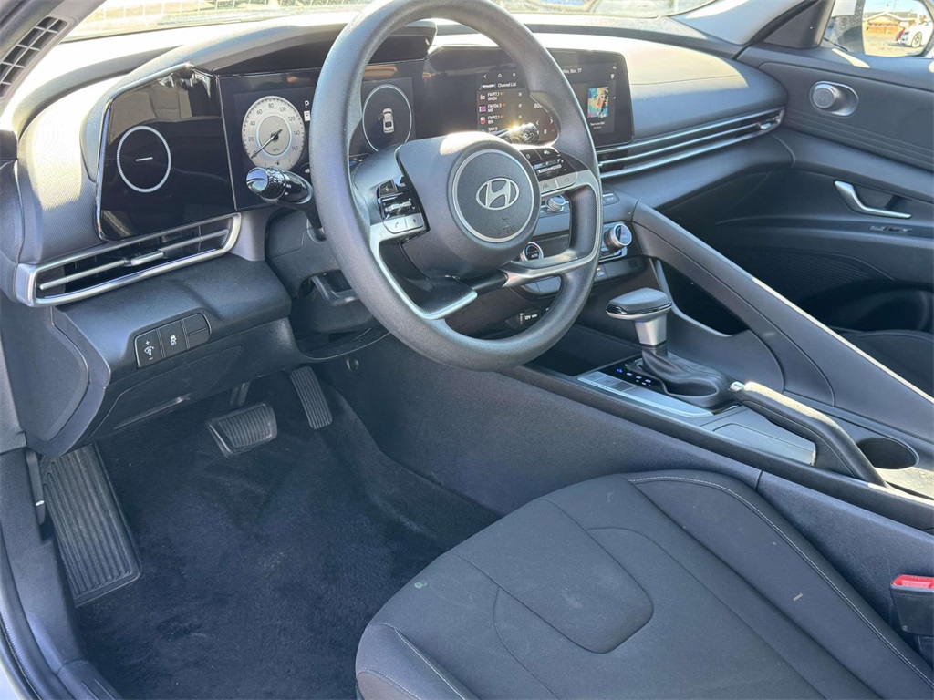 2024 Hyundai Elantra SEL photo 2