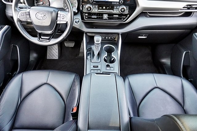 Used 2021 White Toyota XLE image 20