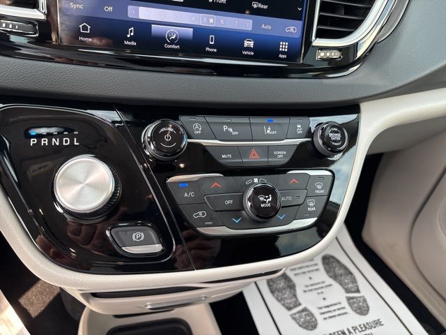 2024 Chrysler Pacifica Touring L photo 19