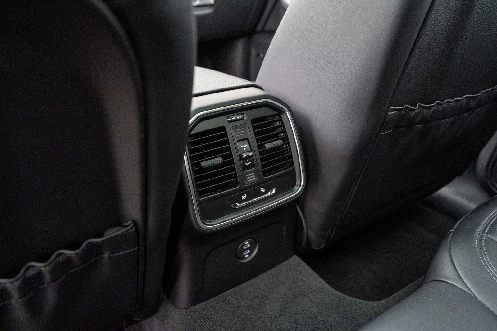 2024 Porsche Macan Base photo 35