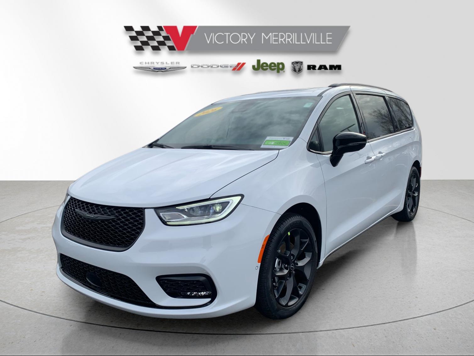 2026 Chrysler Pacifica Select's photo