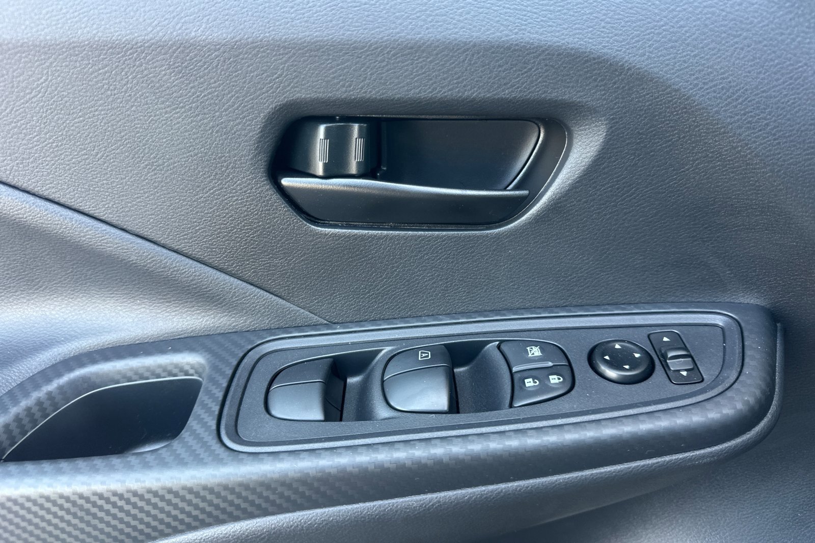 2025 Nissan Versa S photo 8
