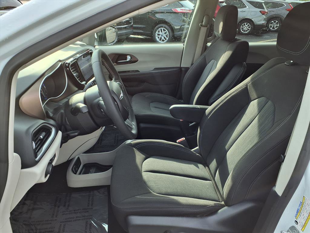 2022 Chrysler Voyager LX photo 4