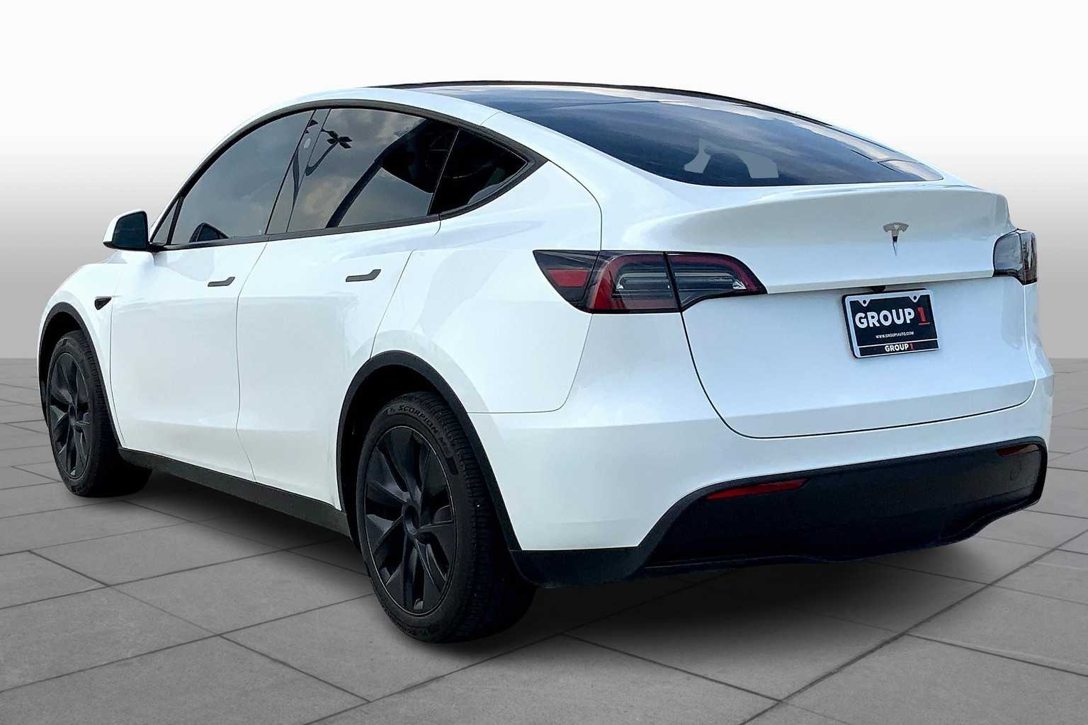2024 Tesla Model Y Long Range photo 11