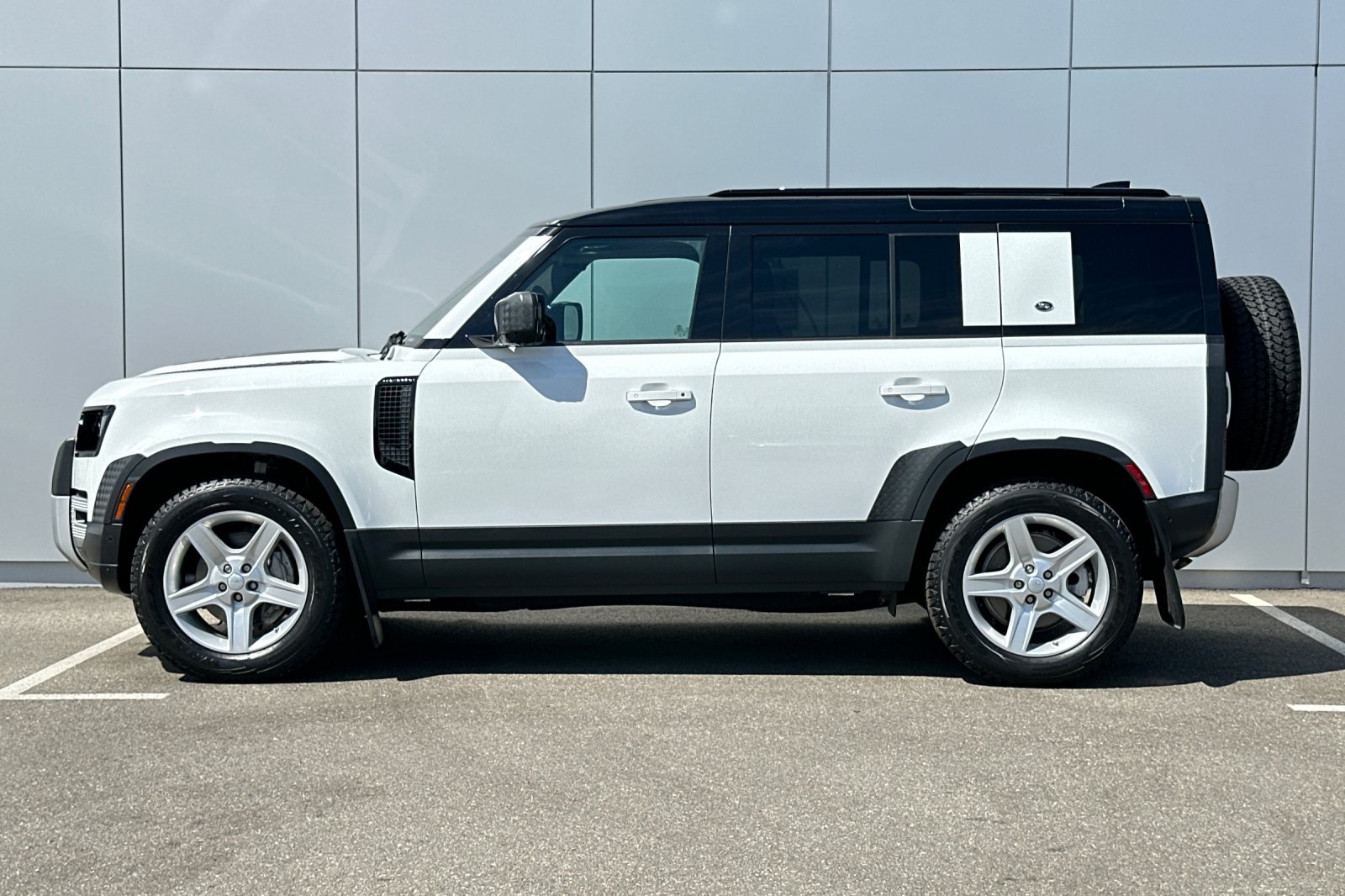 2021 Land Rover Defender 110 SE photo 2