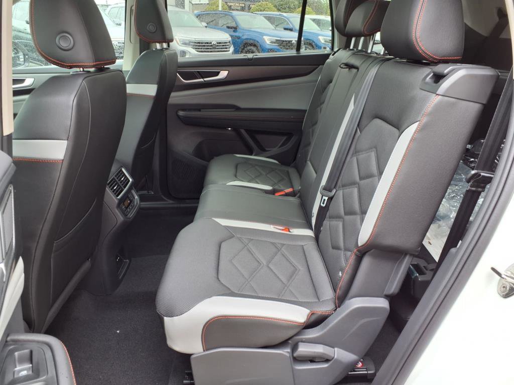2025 Volkswagen Atlas Peak Edition SE photo 7