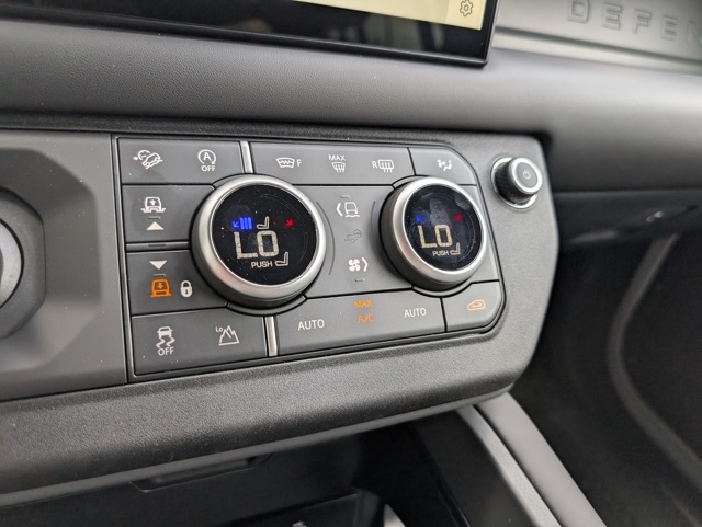 2025 Land Rover Defender 110 X-Dynamic SE photo 18