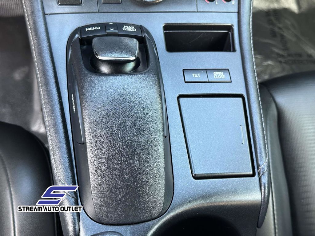 2013 Lexus CT 200h photo 32