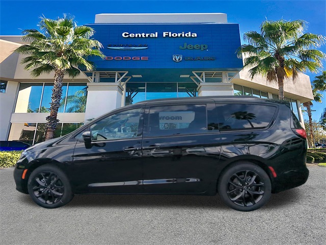 2026 Chrysler Pacifica Limited photo 3