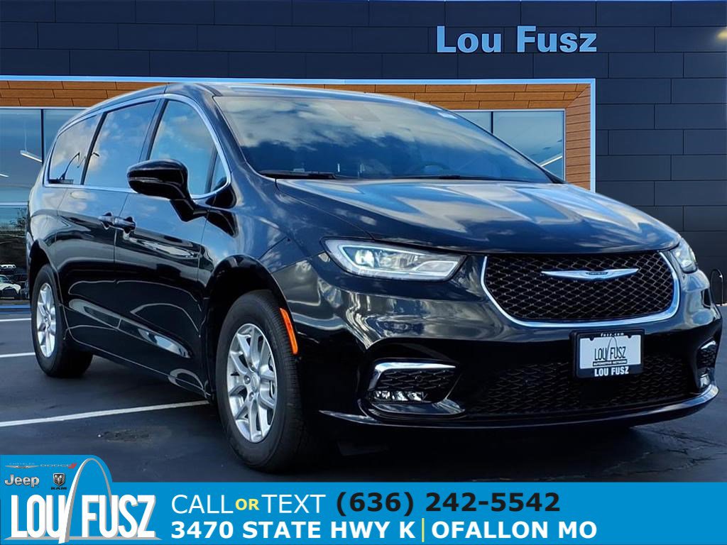 2026 Chrysler Pacifica Select's photo