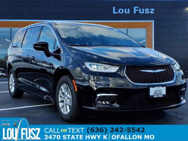 2026 Chrysler Pacifica Select's photo