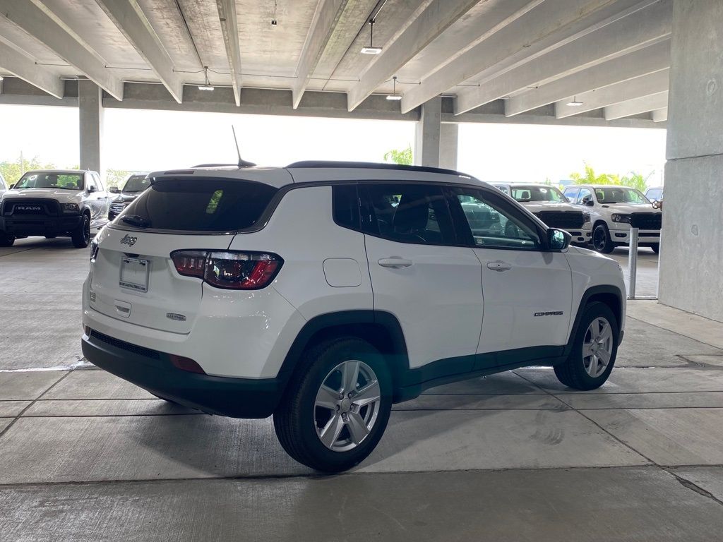 2022 Jeep Compass Latitude photo 3