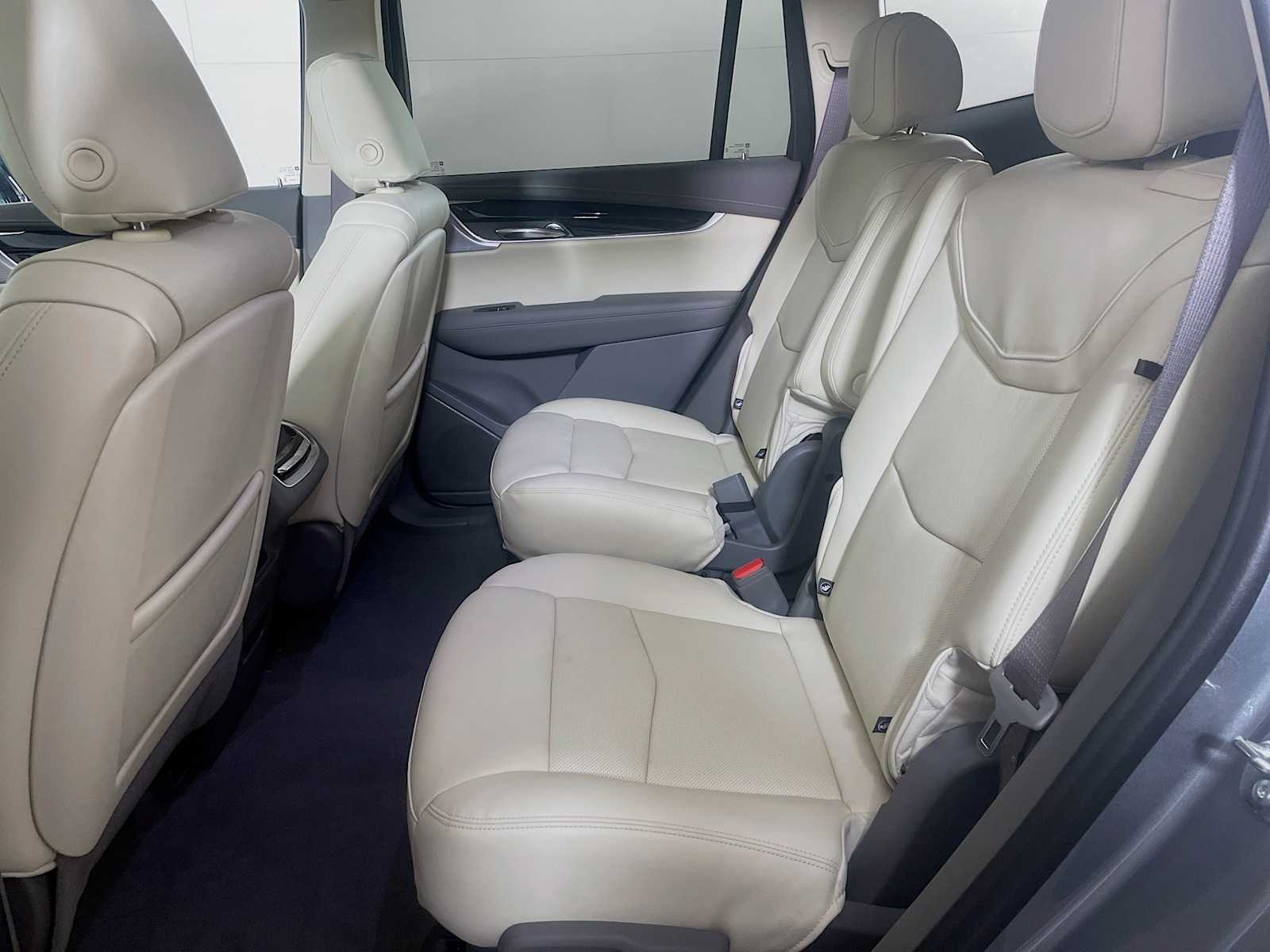 2025 Cadillac XT6 Premium Luxury photo 3