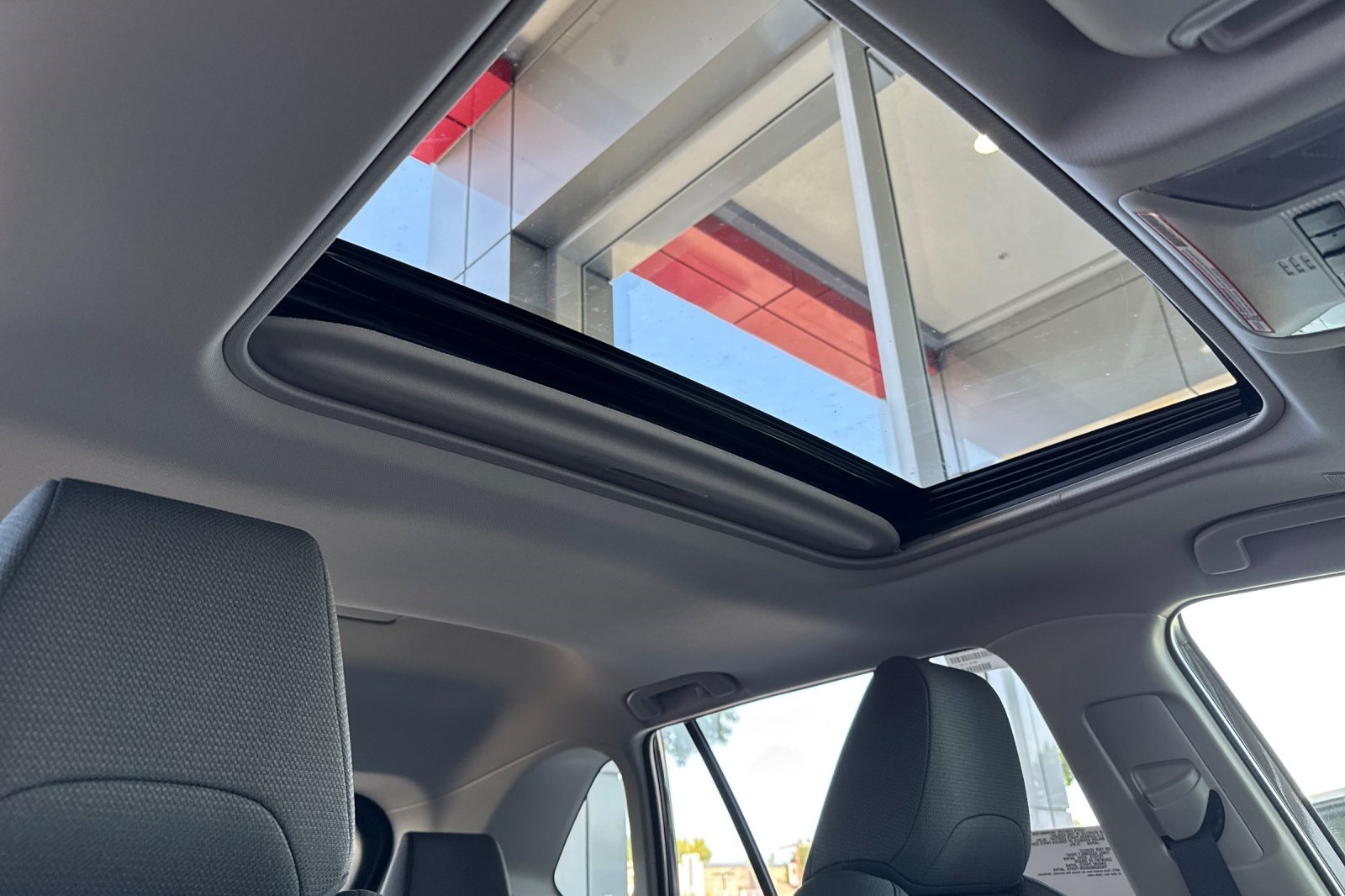 2025 Toyota RAV4 Hybrid XLE photo 16