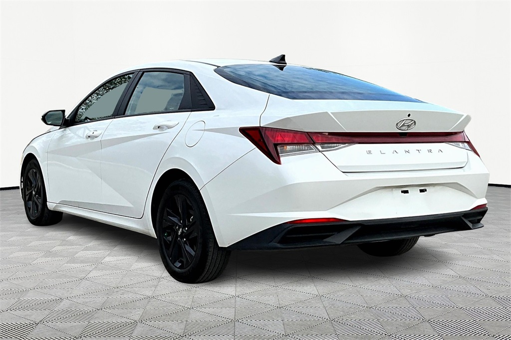 2022 Hyundai Elantra SEL photo 12