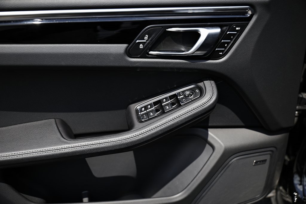 2024 Porsche Macan T photo 19