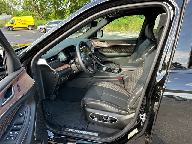 2025 Jeep Grand Cherokee Summit photo 37