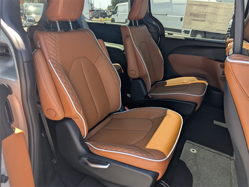 2026 Chrysler Pacifica Pinnacle photo 30