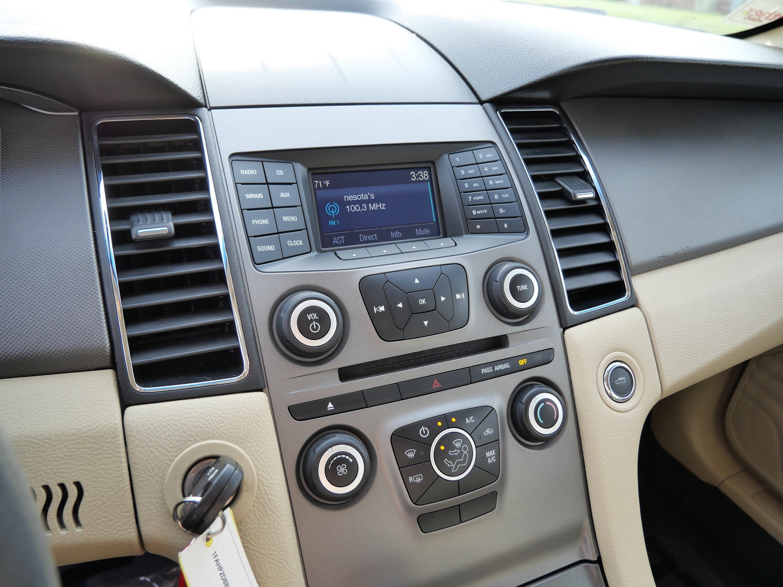 2017 Ford Taurus SE photo 14
