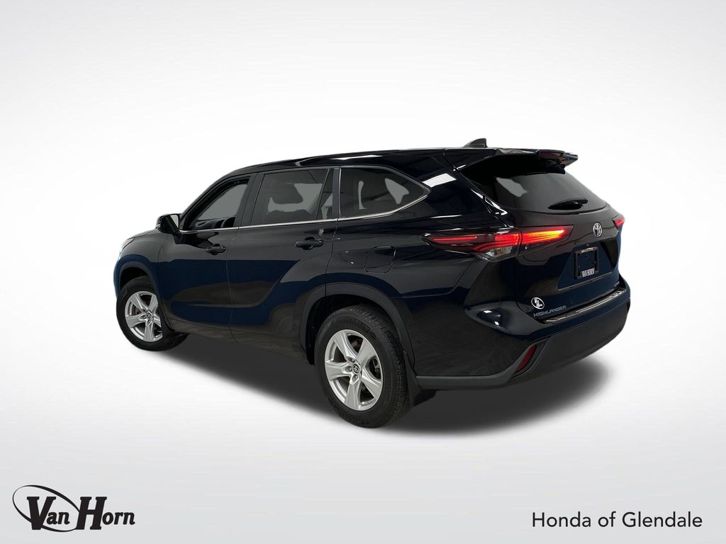 2024 Toyota Highlander LE photo 3