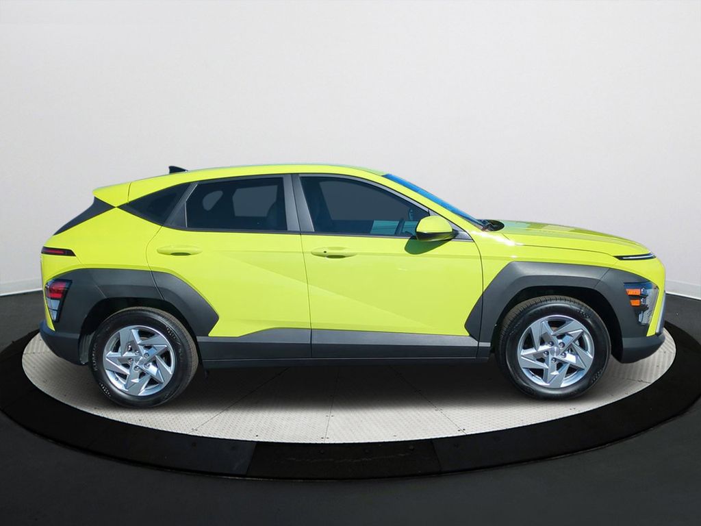 2025 Hyundai Kona SE photo 3