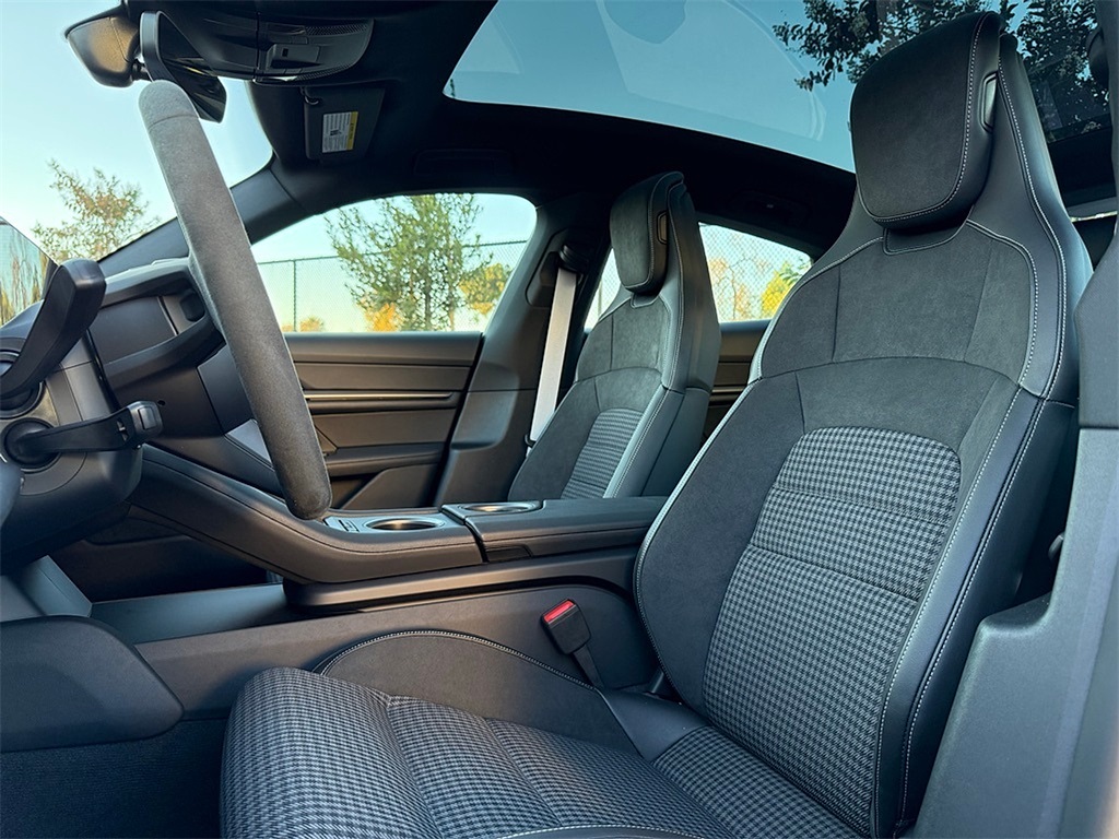 2025 Porsche Taycan photo 4