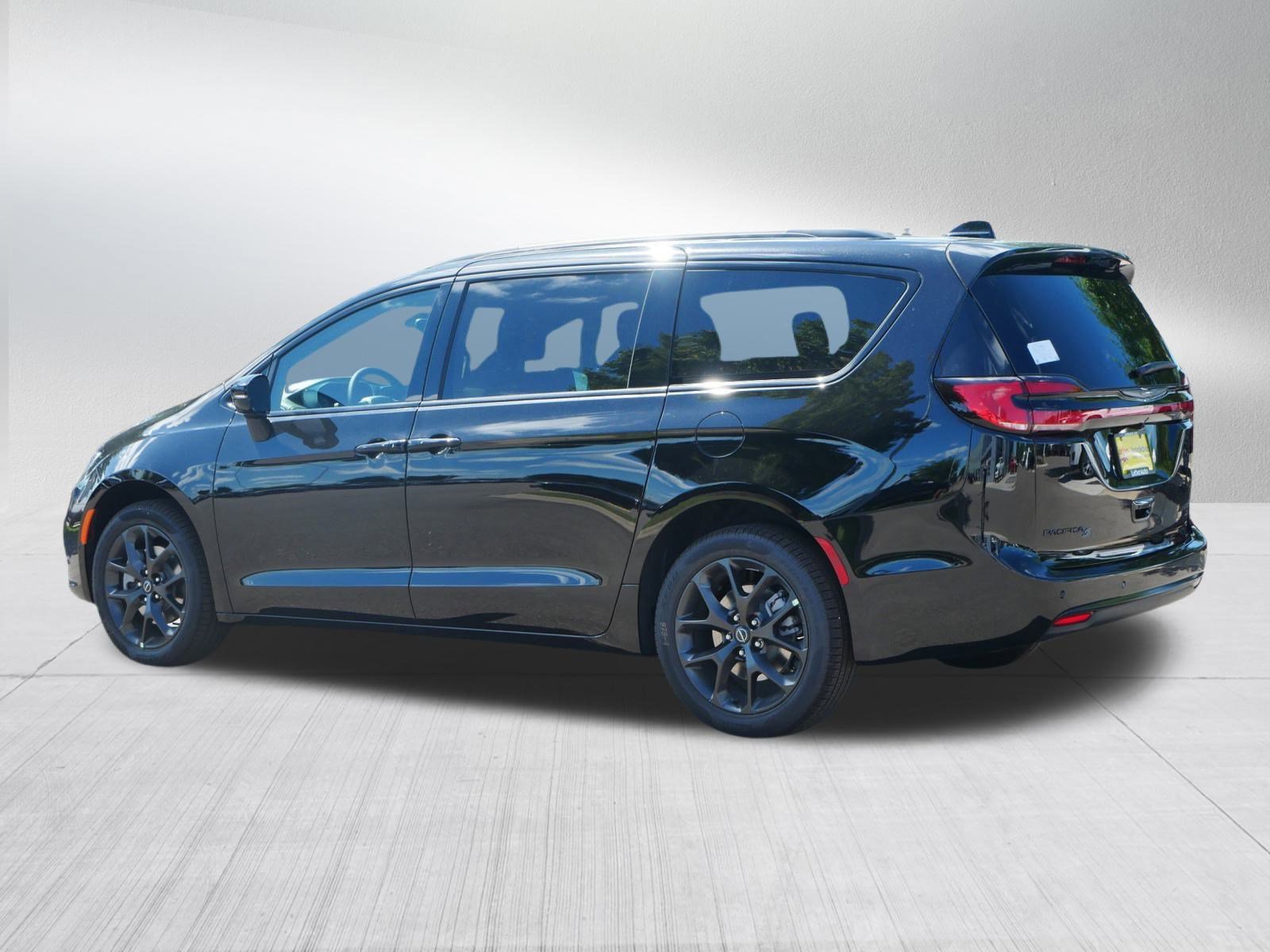2026 Chrysler Pacifica Limited photo 4