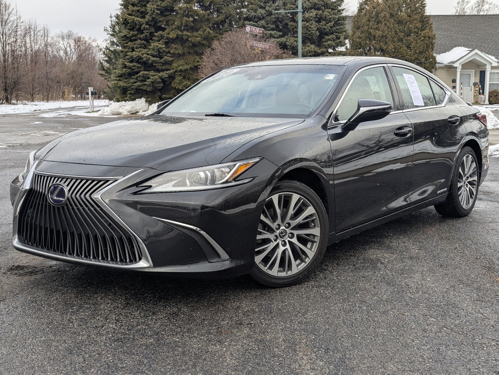 2020 Lexus ES Hybrid 300h's photo