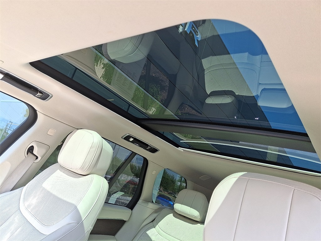 2023 Land Rover Range Rover SE photo 10
