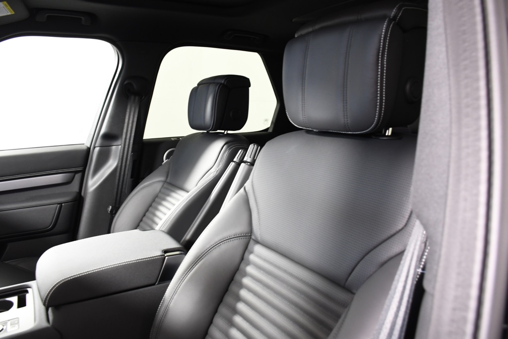 2025 Land Rover Discovery SE photo 14