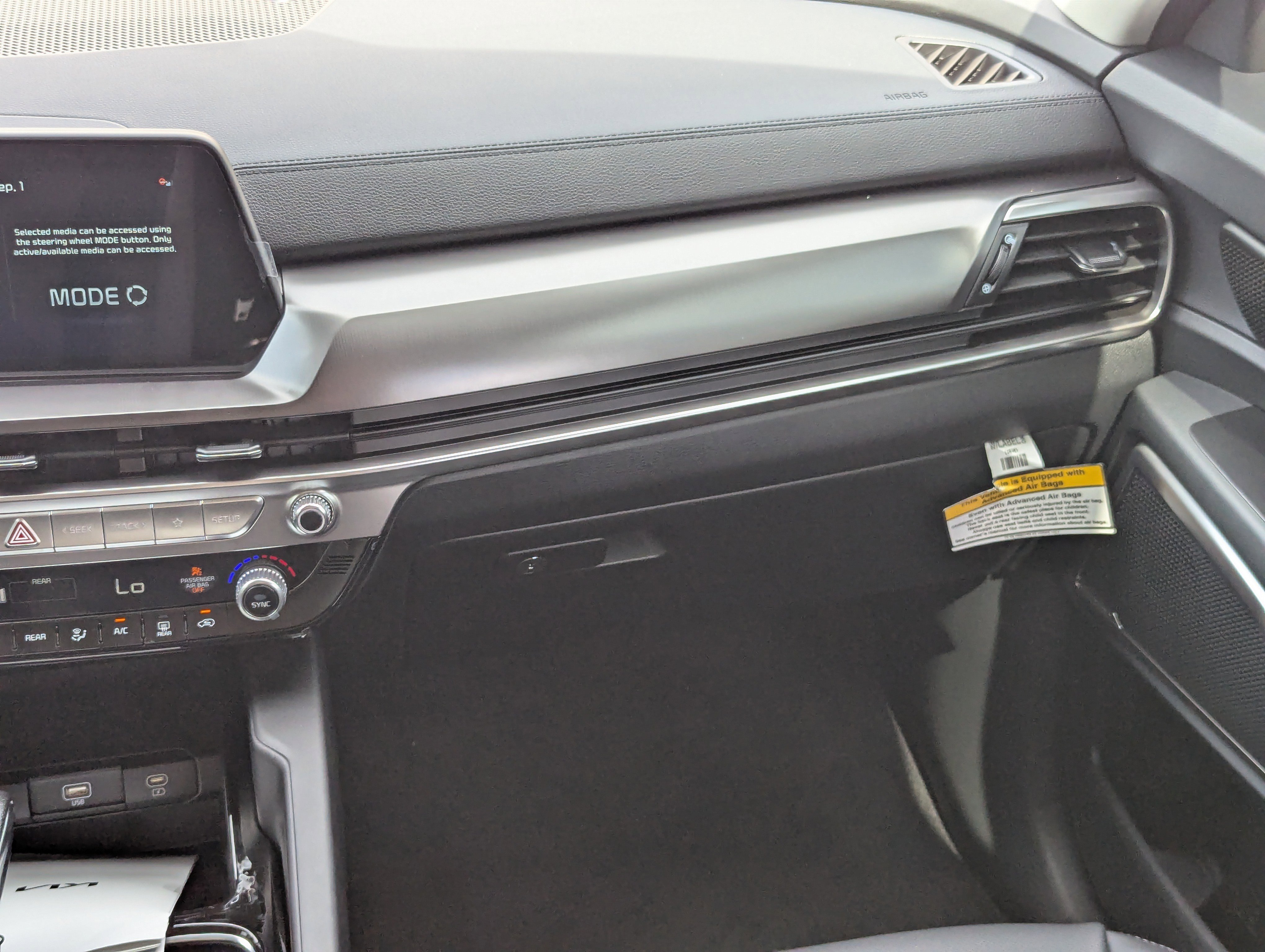 2025 Kia Telluride LX photo 3
