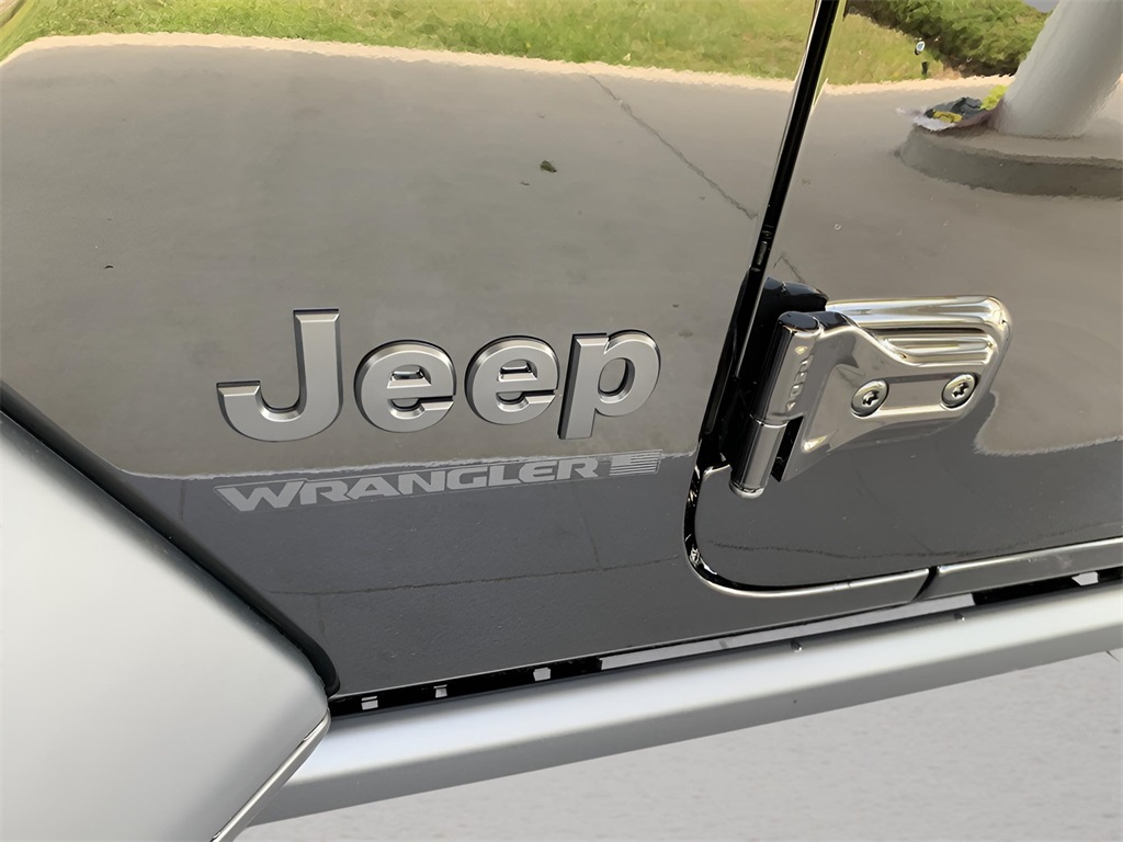 2025 Jeep Wrangler Willys photo 13
