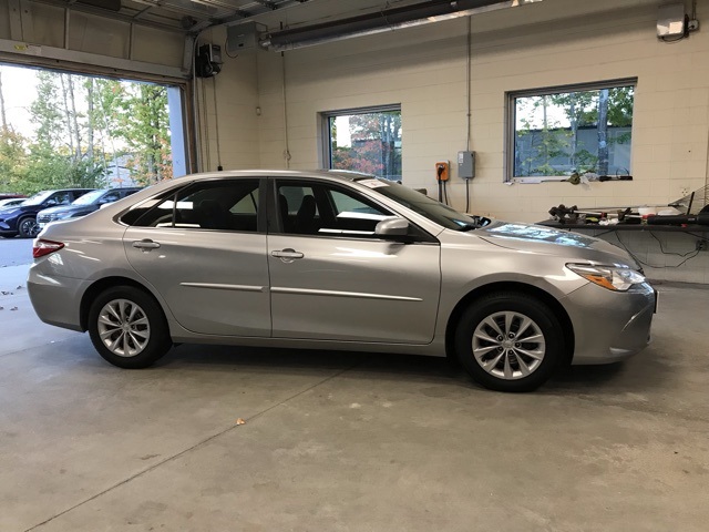 2017 Toyota Camry LE photo 2