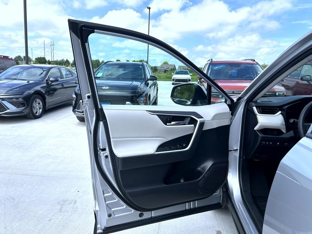 2023 Toyota RAV4 XLE photo 10