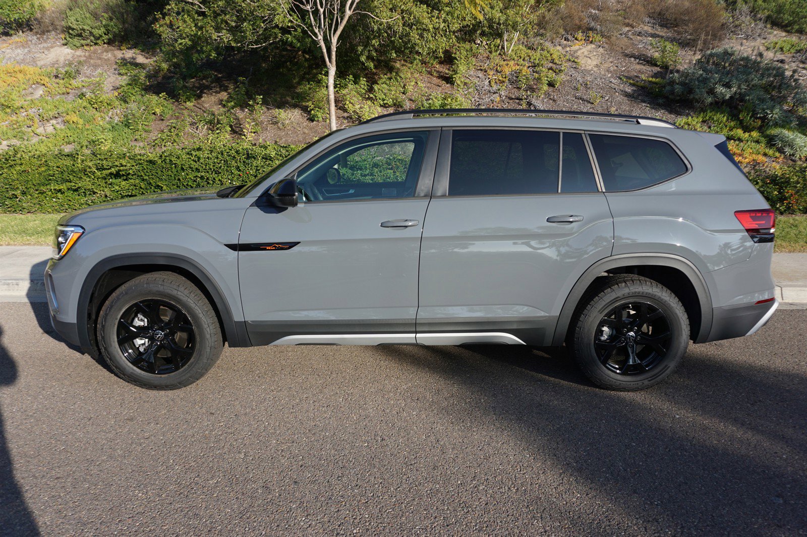 2025 Volkswagen Atlas Peak Edition photo 4