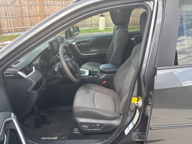 2020 Toyota RAV4 XLE photo 6