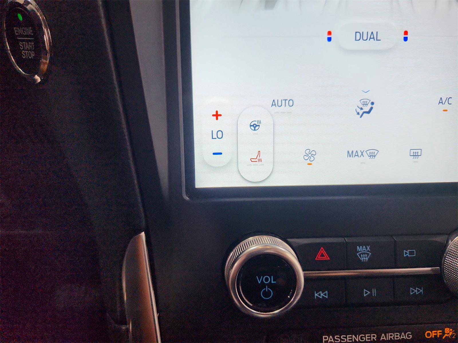 2024 Ford Edge Titanium photo 32
