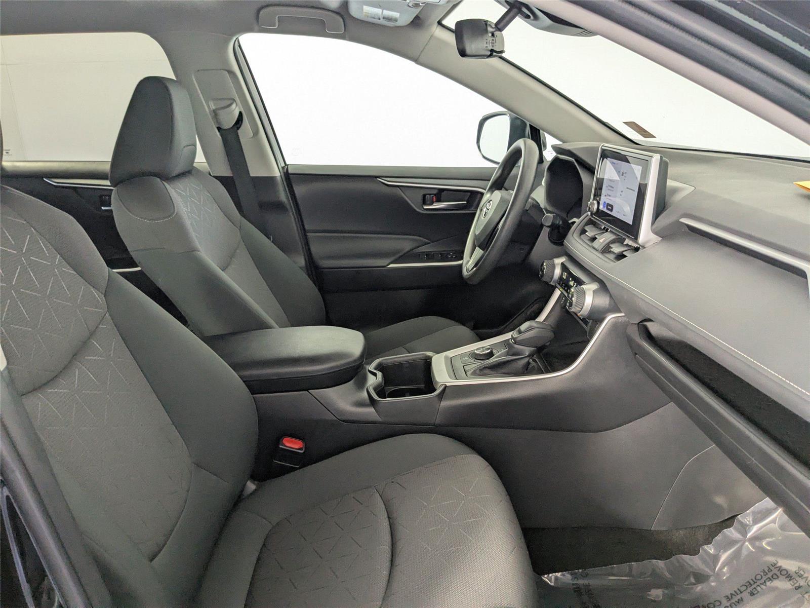 2024 Toyota RAV4 Hybrid XLE photo 3