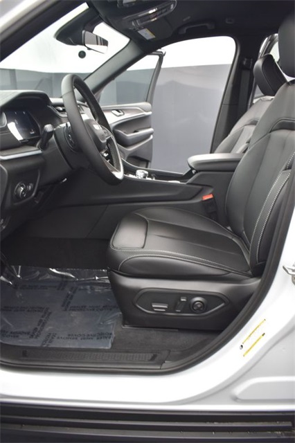 2025 Jeep Grand Cherokee Limited photo 9