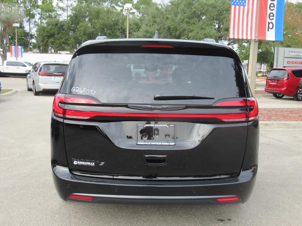 2026 Chrysler Pacifica photo 4